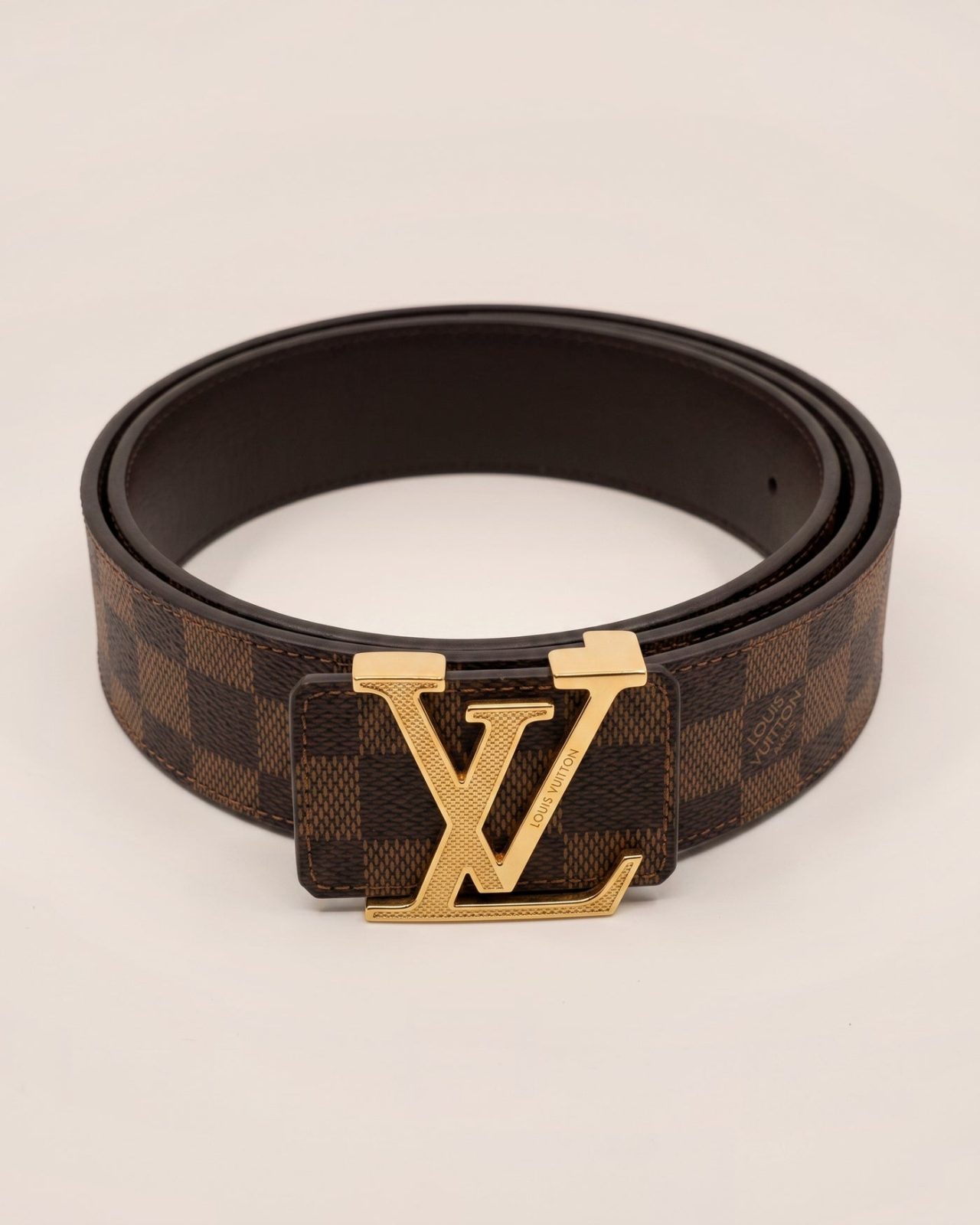 CF11 – Louis Vuitton pas Damier Ebene z gravirano zlato zaponko