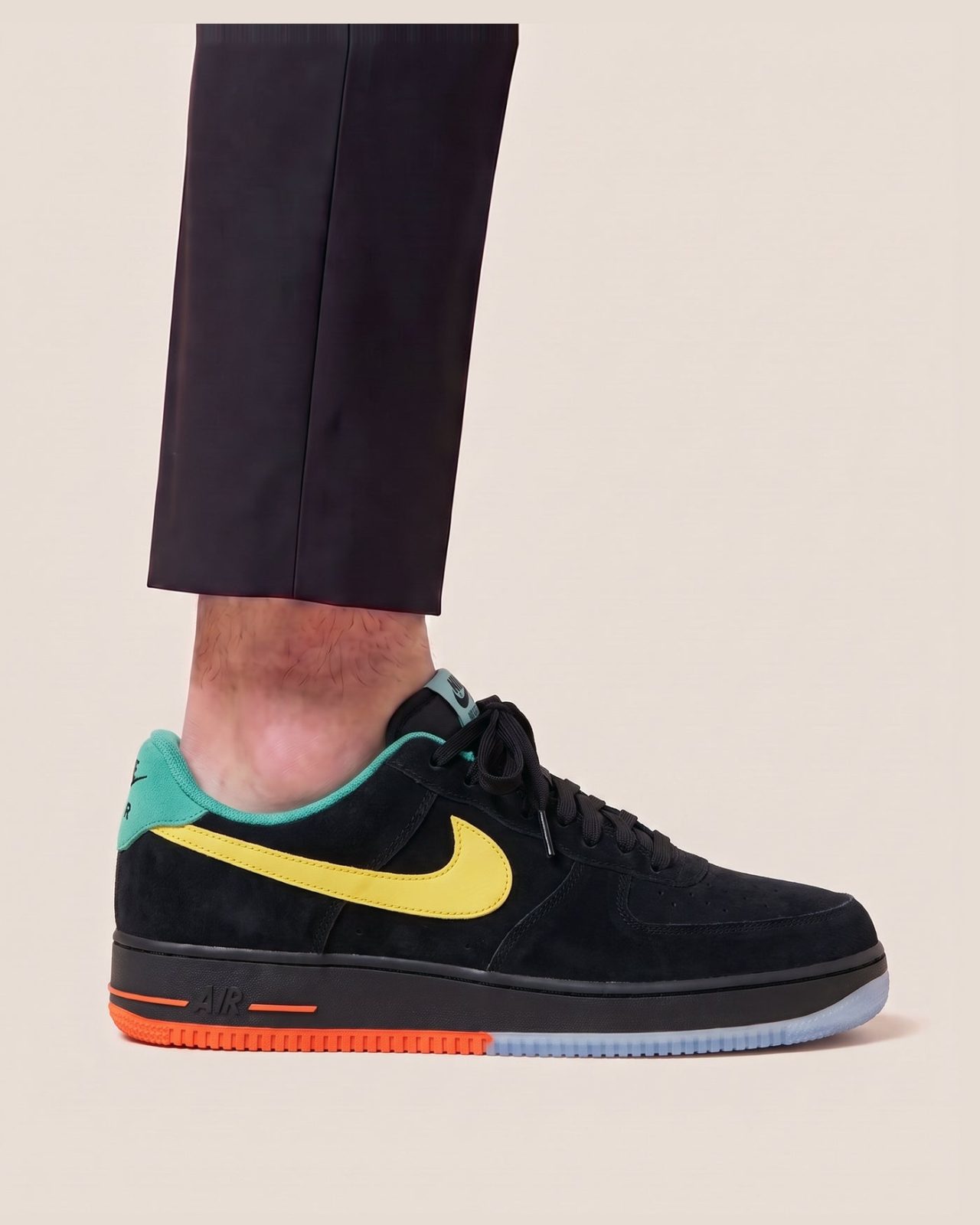 Nike Air Force 1 Low športni copati - slika 12