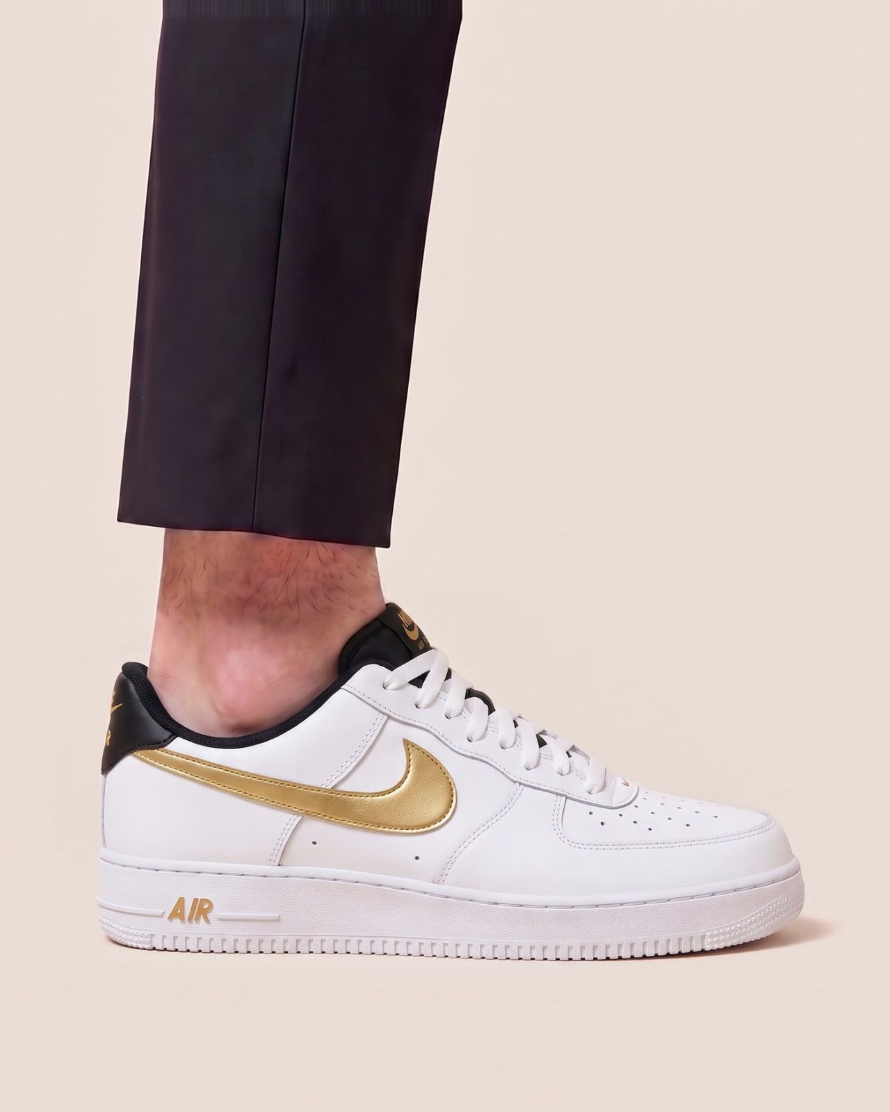 Nike Air Force 1 Low športni copati - slika 11