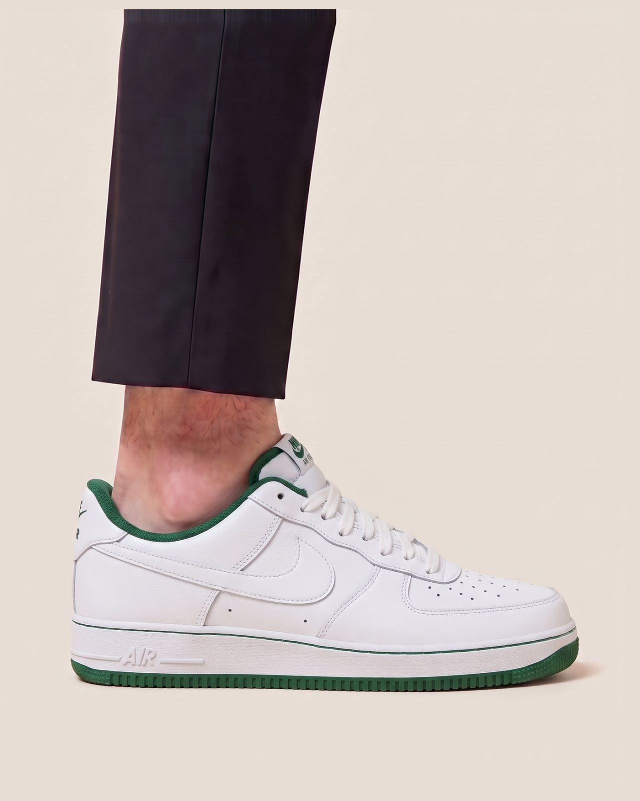 Nike Air Force 1 Low športni copati - slika 13