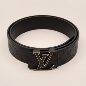 CF4 – Louis Vuitton črn pas z reliefnim monogramom