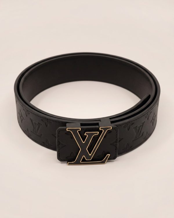 CF4 – Louis Vuitton črn pas z reliefnim monogramom