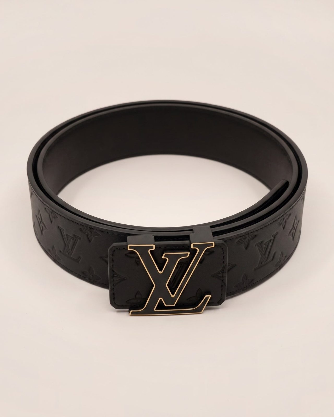 CF4 – Louis Vuitton črn pas z reliefnim monogramom