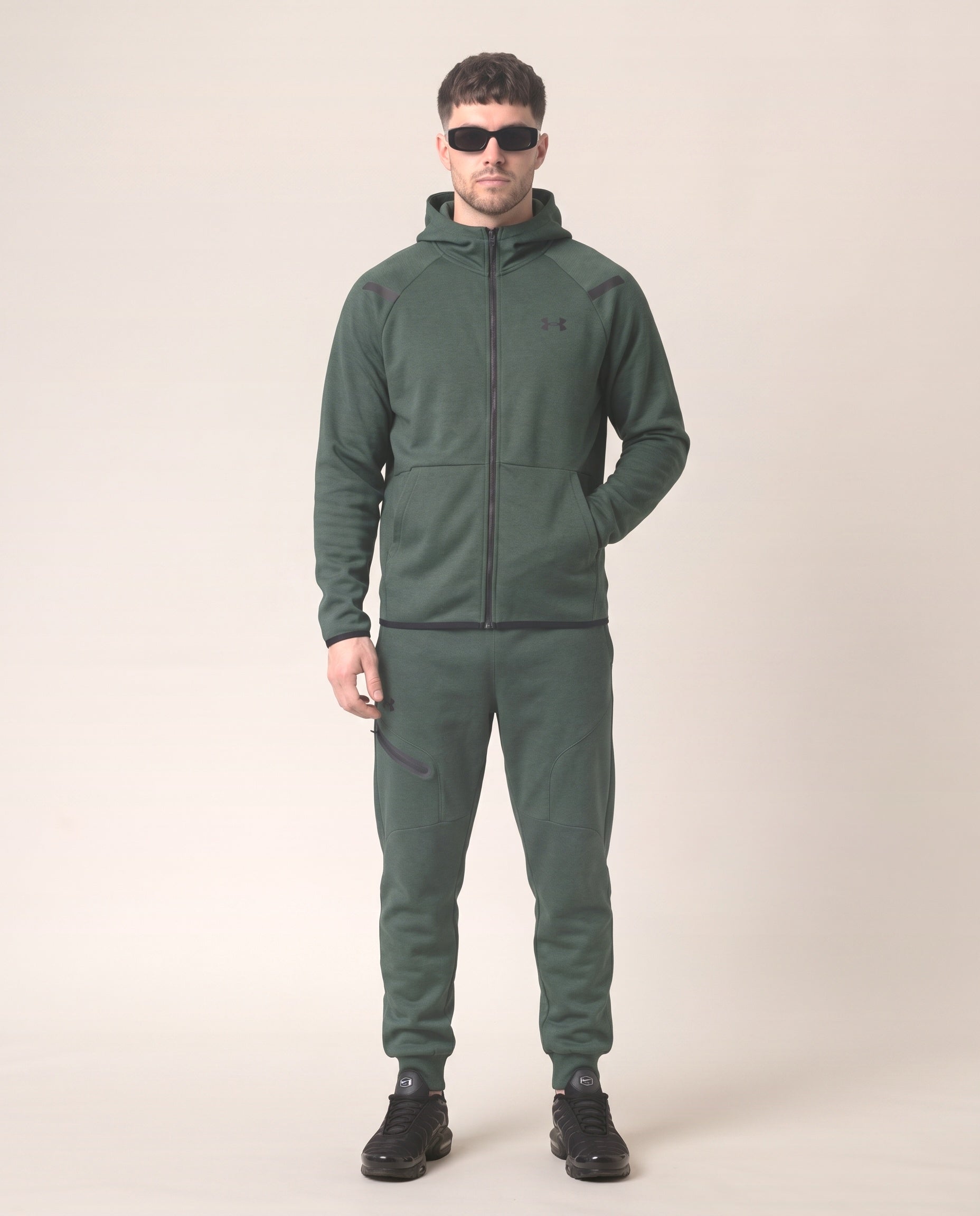 Under Armour enobarvna tech fleece trenirka