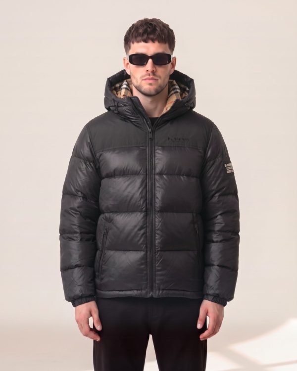Burberry svetleča puhovka s karo kapuco