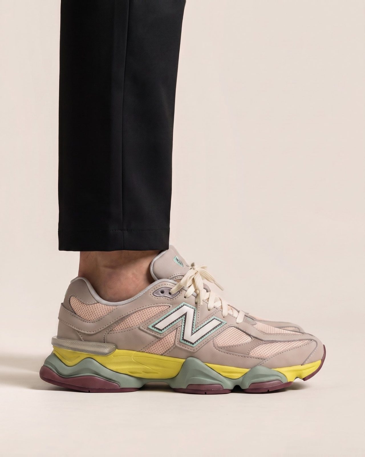 New Balance 9060 športni copati - slika 6