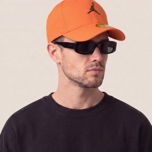 Jordan kapa s šiltom z rumenim znakom