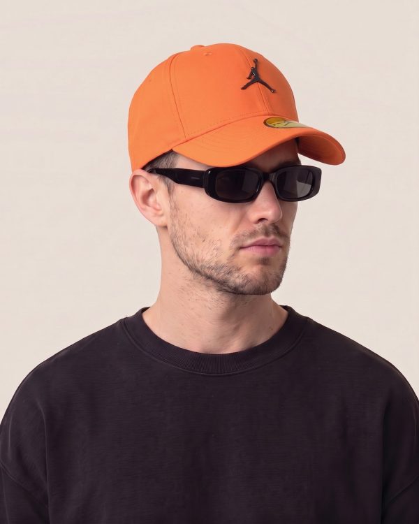 Jordan kapa s šiltom z rumenim znakom