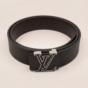 CF8 – Louis Vuitton črn pas s srebrno LV zaponko