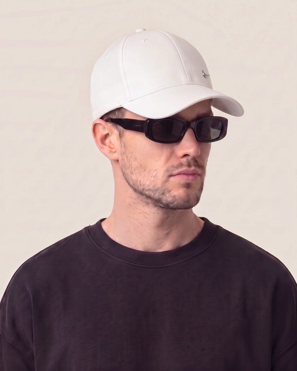 Nike kapa s šiltom v beli in mornarsko modri