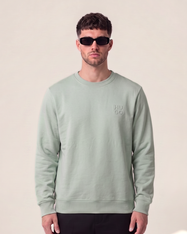 Hugo pulover z vtisnjenim logotipom