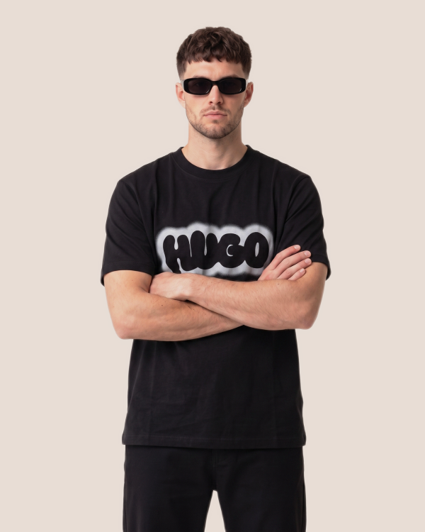 Hugo črna s sprejanim napisom