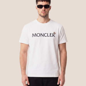 Moncler bela z napisom in značko