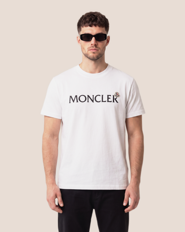 Moncler bela z napisom in značko