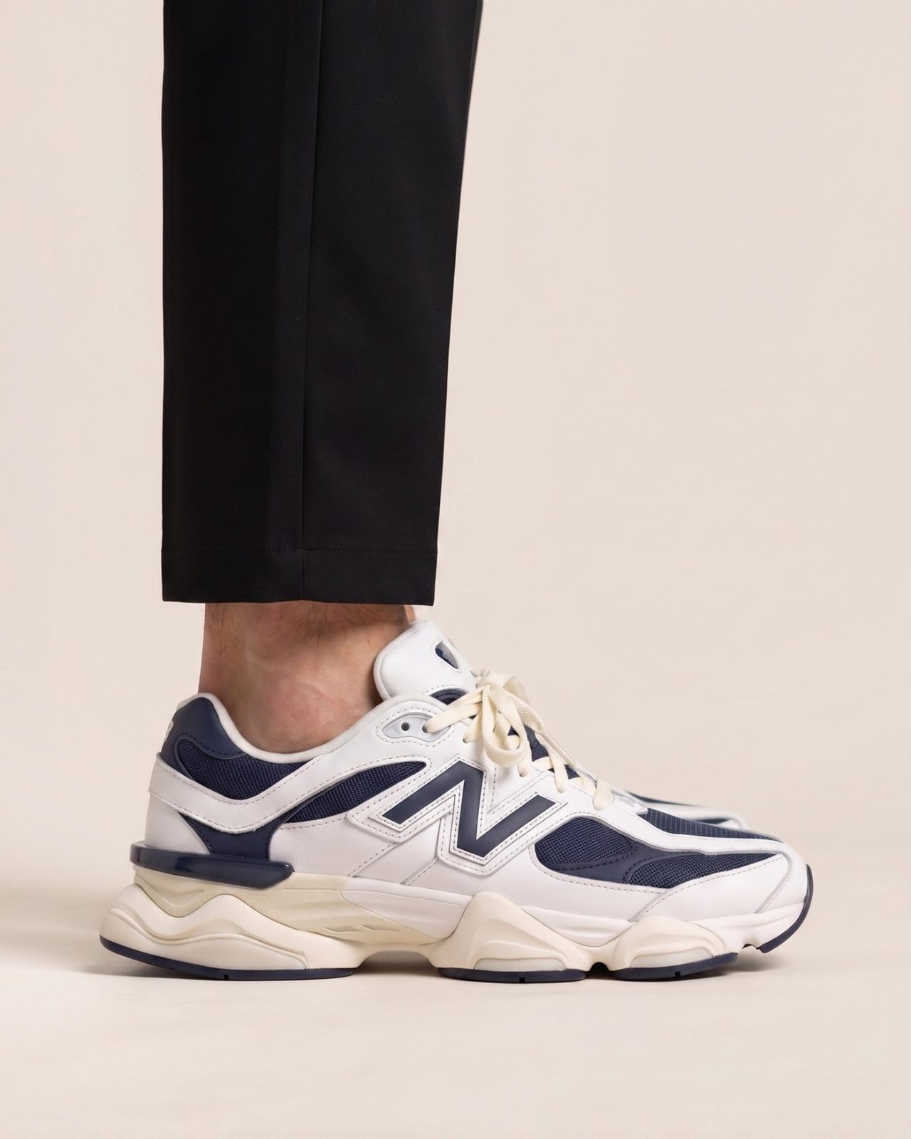 New Balance 9060 športni copati - slika 4